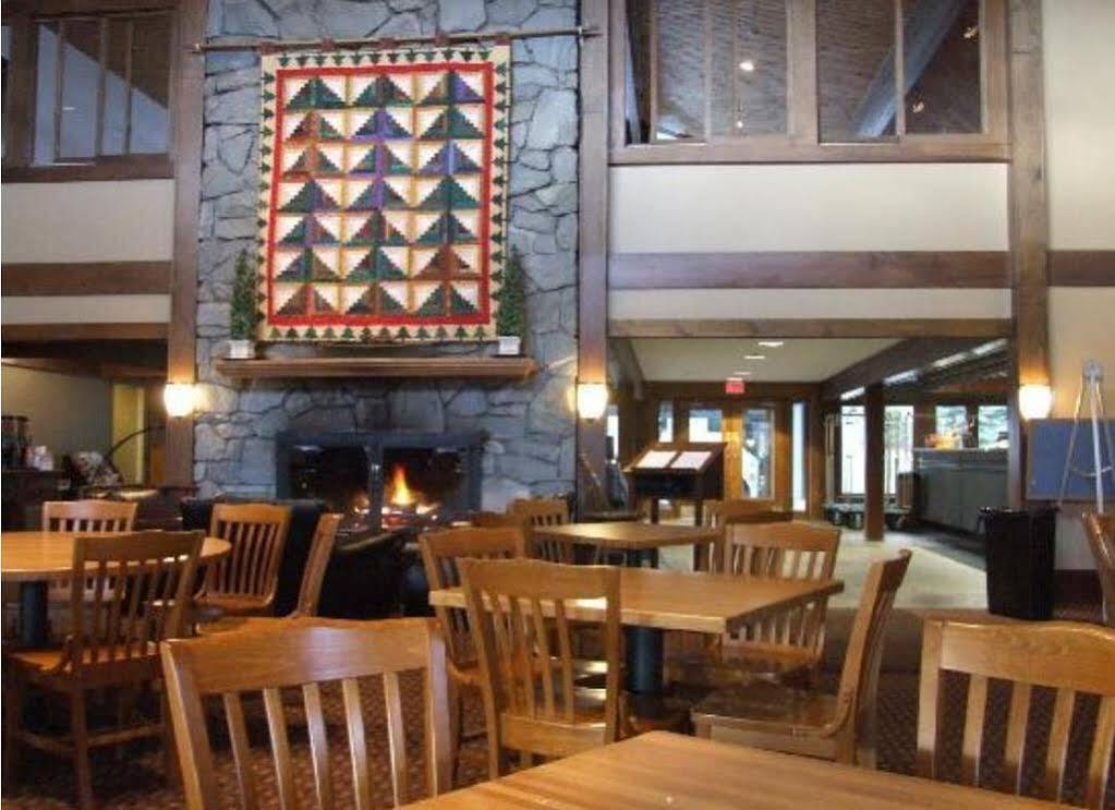 The Black Bear Lodge At Stratton Mountain Resort Exterior photo